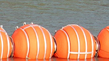 Las enormes boyas naranja ya se ubican en un área que comprende cerca de mil pies