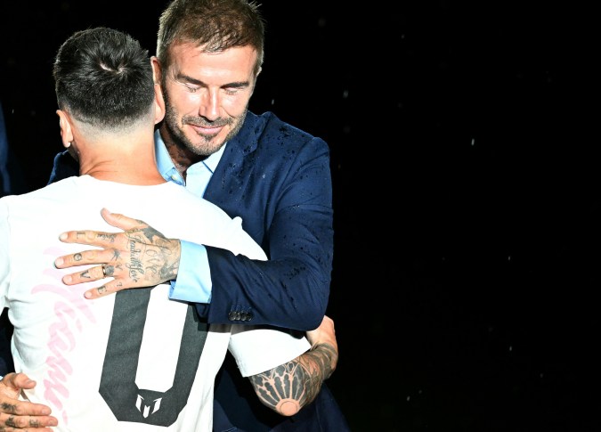 Lionel Messi abraza a David Beckham en su presentación con el Inter Miami. Foto: CHANDAN KHANNA/AFP via Getty Images.