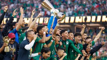 Mexico's players celebrate with the trophy after winning the Concacaf 2023 Gold Cup final football match against Panama at SoFi Stadium in Inglewood, California, on July 16, 2023. (Photo by RINGO CHIU / AFP) (Photo by RINGO CHIU/AFP via Getty Images)