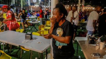 Una mujer llora después de un tiroteo en un mercado de la Ciudad de Panamá.