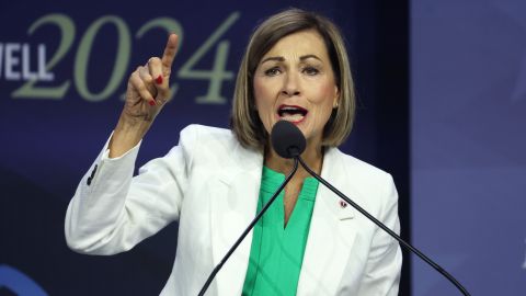 Ron DeSantis destapa a la gobernadora de Iowa, Kim Reynolds, como su posible compañera de fórmula