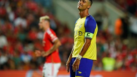 Cristiano Ronaldo se lamenta ante la goleada sufrida por el Al Nassr a manos del Benfica.