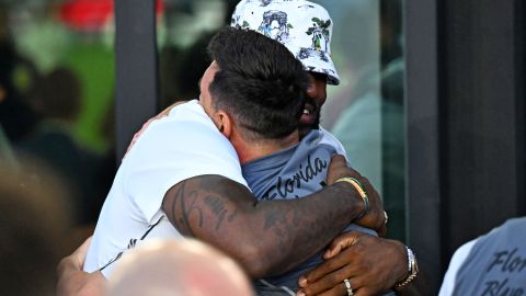 LeBron James y Messi se abrazan en el debut del argentino con el Inter Miami.