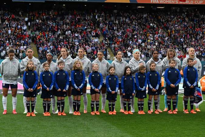 Selección de EE. UU. representa el himno nacional antes del partido de fútbol del Grupo E de la Copa Mundial Femenina de Australia y Nueva Zelanda 2023 entre Estados Unidos y Vietnam en Eden Park en Auckland el 22 de julio de 2023. Foto: SAEED KHAN/AFP via Getty Images.