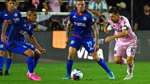 Carlos Rodolfo Rotondi (número 29) junto a Lionel Messi durante el partido entre Cruz Azul e Inter Miami.