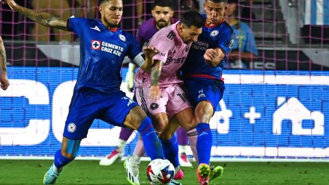 Lionel Messi, intenta superar al defensor de Cruz Azul, Carlos Salcedo y al mediocampista Kevin Castaño.