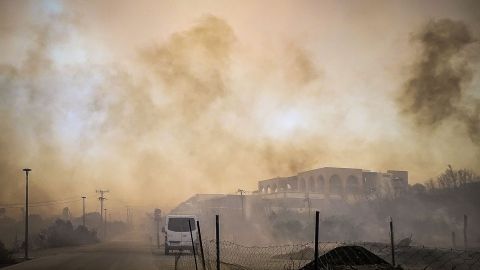 Humo saliendo de un complejo hotelero quemado durante un incendio forestal en la isla griega de Rodas.