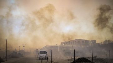 Humo saliendo de un complejo hotelero quemado durante un incendio forestal en la isla griega de Rodas.