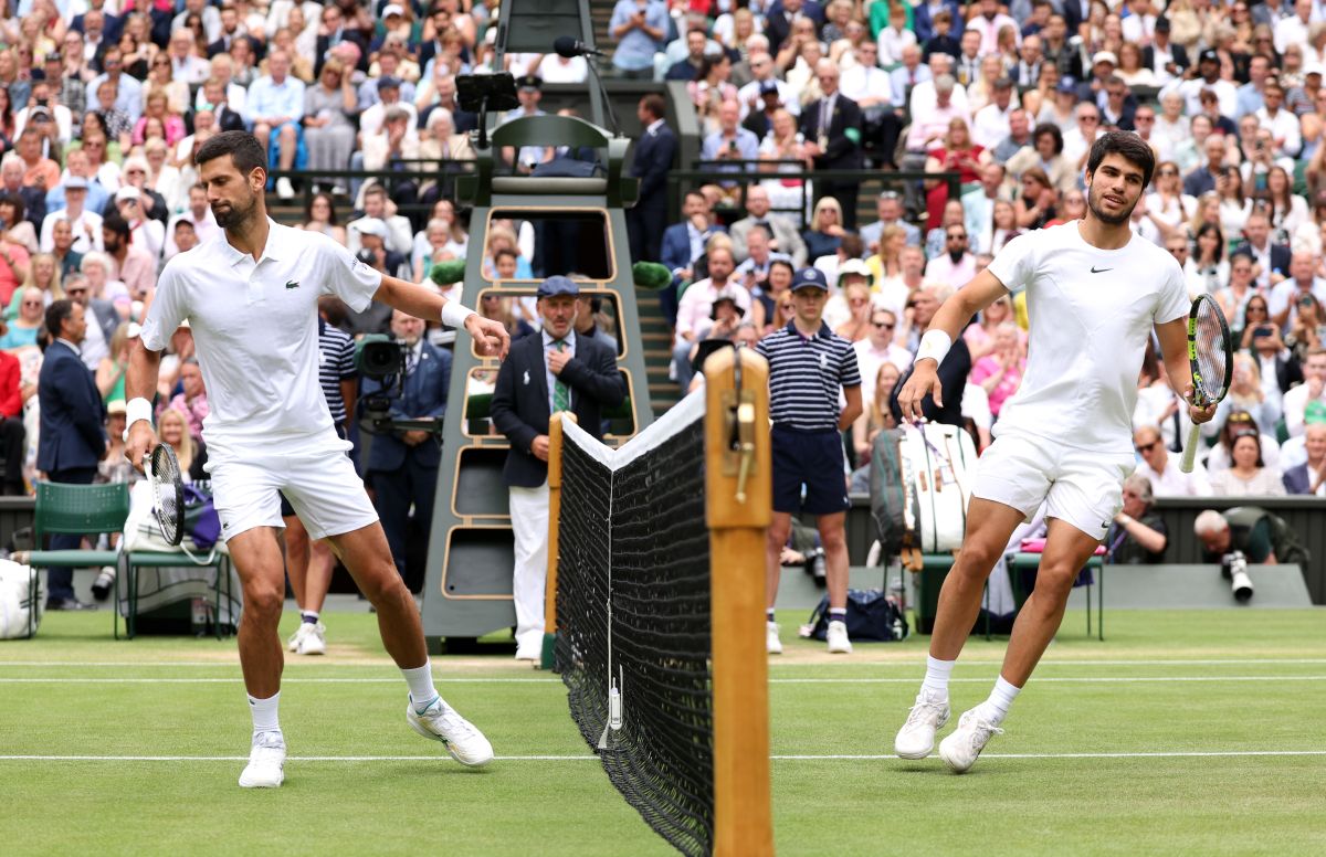 Lance - !QUE JOGO! 🎾🙌 Carlos Alcaraz faz HISTÓRIA, derrota a lenda Novak  Djokovic e conquista o torneio de Wimbledon em uma partida épica! Que  momento mágico estamos presenciando, amigos! 👏👏👏 #Alcaraz #