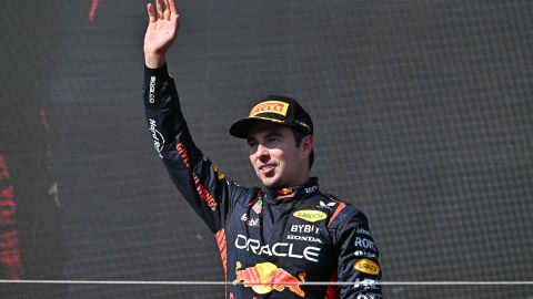 Mexicano Sergio Pérez celebrando un podio con Red Bull en Hungría.