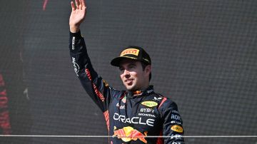 Mexicano Sergio Pérez celebrando un podio con Red Bull en Hungría.