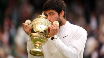 Carlos Alcaraz celebra su primer triunfo en Wimbledon.