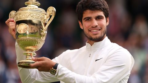 Carlos Alcaraz, tenista español con su trofeo en Wimbledon.