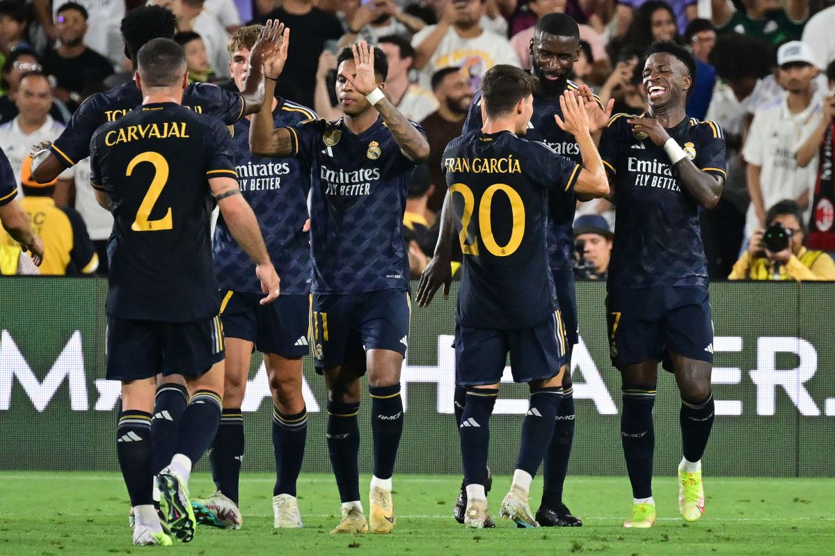 Jugadores del Real Madrid celebrando un gol ante el AC Milan. 