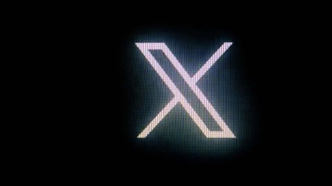 El multimillonario Elon Musk sustituye el logotipo del pájaro azul de Twitter por una "X"