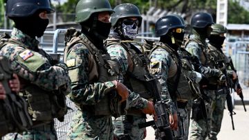El gobierno ecuatoriano ha desplegado al ejército para intentar contener la ola de violencia.