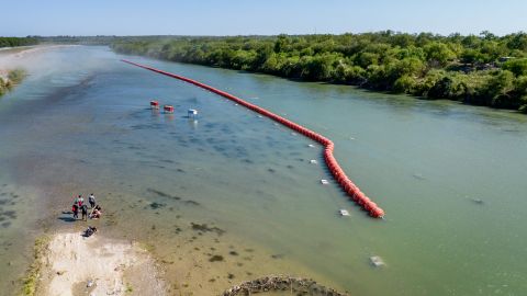 Migrantes que buscan asilo intentan cruzar el río Grande hacia Estados Unidos el 18 de julio de 2023 en Eagle Pass, Texas.