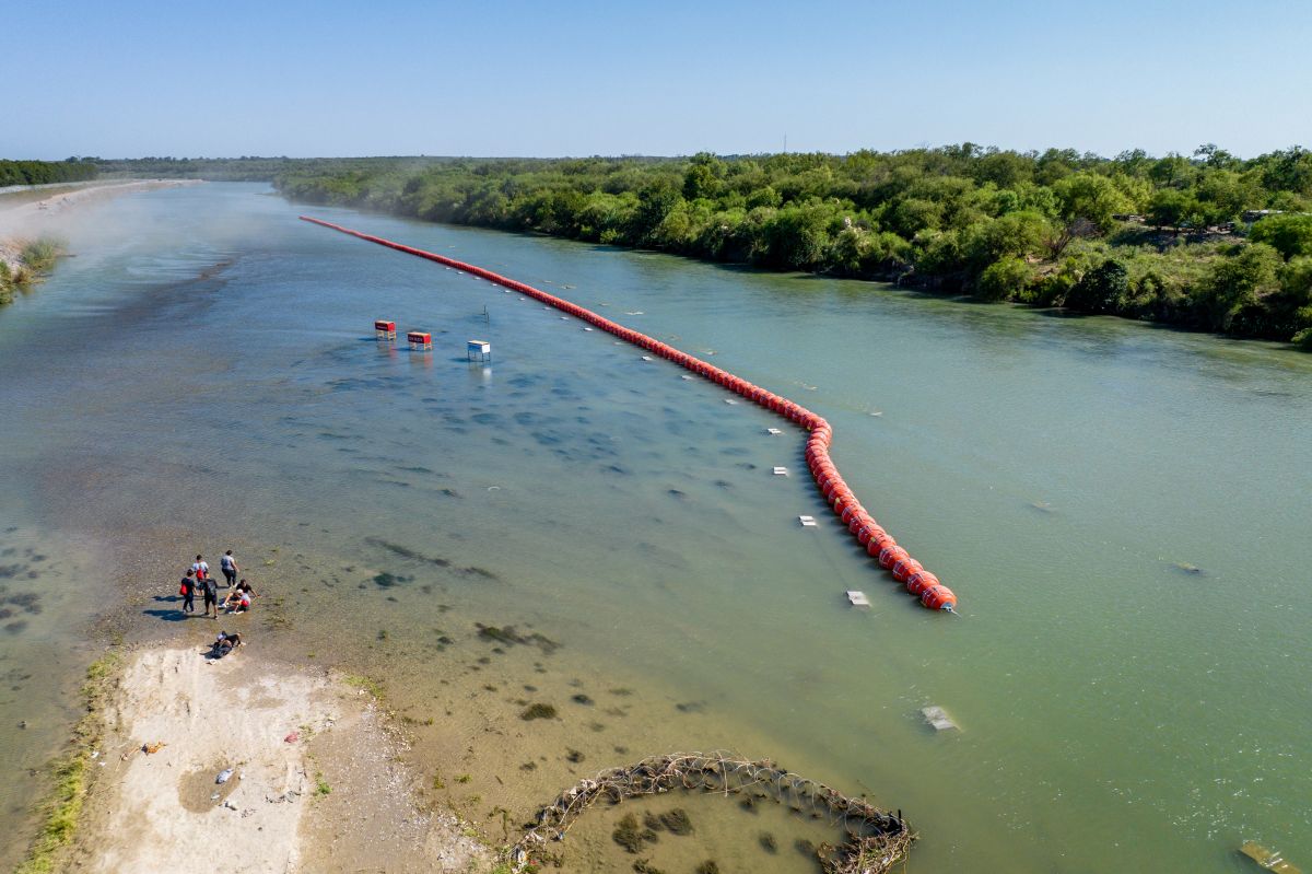 Migrantes que buscan asilo intentan cruzar el río Grande hacia Estados Unidos el 18 de julio de 2023 en Eagle Pass, Texas.