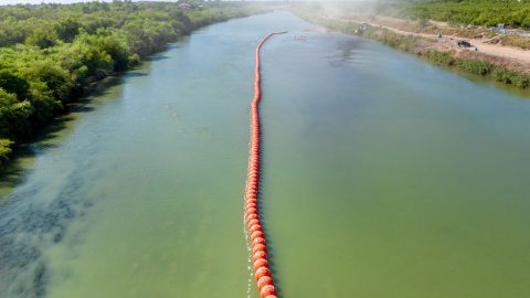 El gobierno de Texas colocó boyas con púas en el Río Grande.