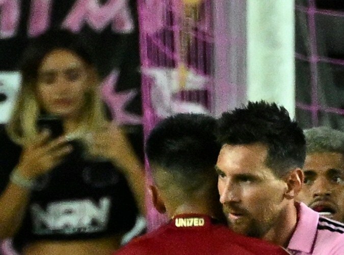 Messi en un abrazo con Thiago Almada. CHANDAN KHANNA- Getty Images.
