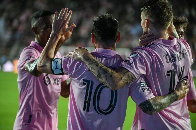 Messi celebrando con sus compañeros en el Inter Miami. Foto: GIORGIO VIERA/AFP via Getty Images.