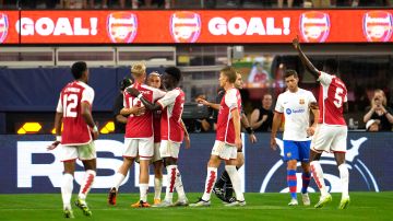 Jugadores del Arsenal celebran uno de los goles anotados al Arsenal.