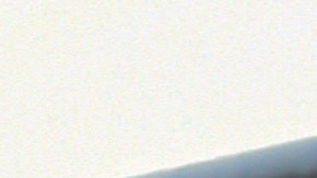 Los turistas se refrescan bajo una neblina de agua fría durante una ola de calor el 20 de julio de 2023 en Atenas, Grecia.