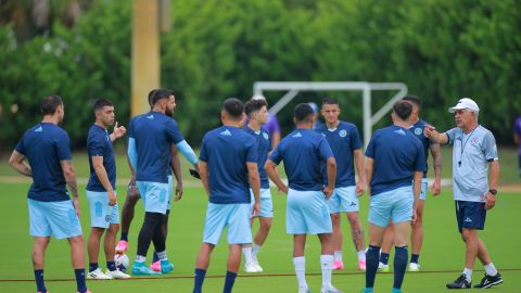 Ricardo 'Tuca' Ferretti con el plantel de Cruz Azul.