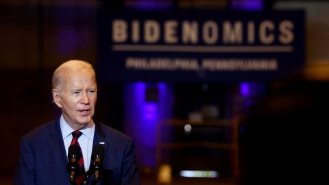 Biden promovió en Filadelfia los avances obtenidos en proyectos para generar energía limpia.