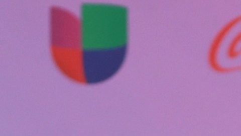 Danna Paola llevó un look atrevido en la alfombra roja de Premios Juventud.