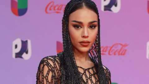 Danna Paola llevó un look atrevido en la alfombra roja de Premios Juventud.