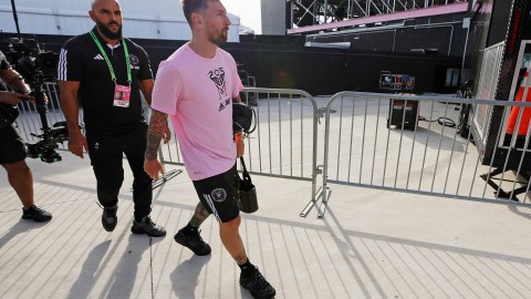 Lionel Messi con calzado especial de Bad Bunny.