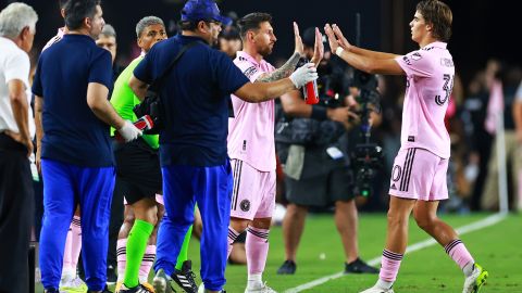 Benjamin Cremaschi dándole ingreso a Messi.