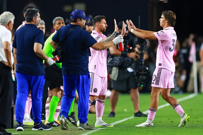 Messi entrando de cambio. Foto: Héctor Vivas/Getty Images.
