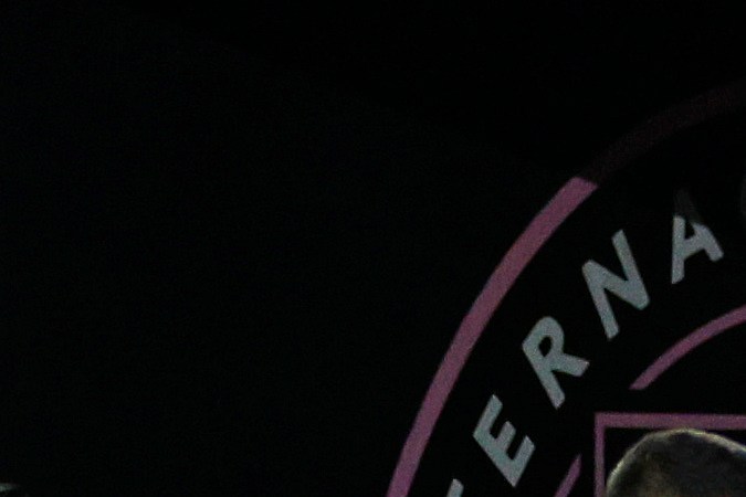 Messi entrando de cambio. Al fondo están Kim Karsahian y Serena Williams. Foto:  Stacy Revere/Getty Images. 