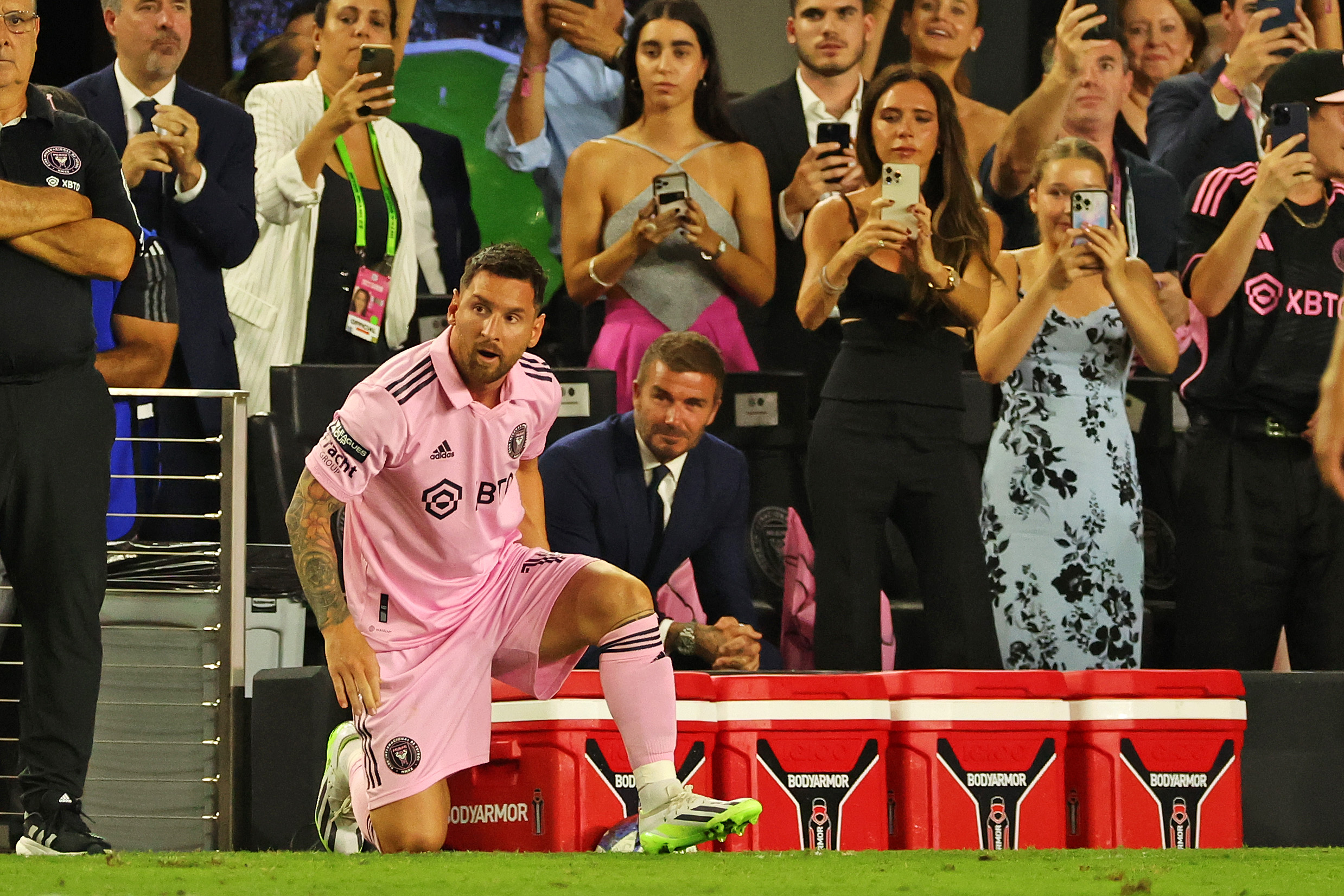 David Beckham mirando a Lionel Messi en primera fila. Foto:  Stacy Revere/Getty Images. 