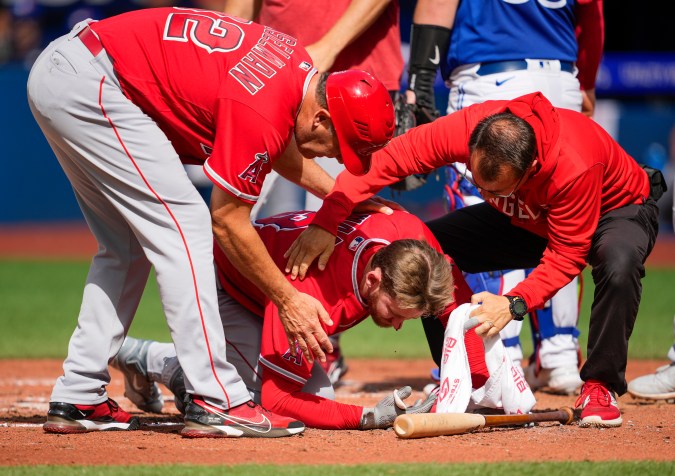 Taylor Ward en el suelo tras pelotazo a 91 MPH. Foto: Mark Blinch/Getty Images.