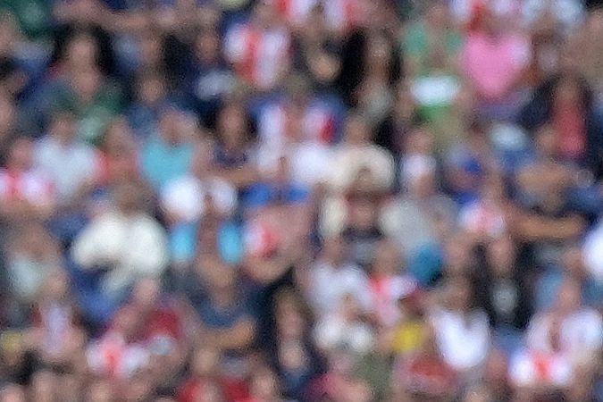 Santiago Giménez durante el encuentro contra el Benfica.