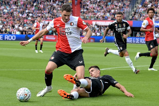 Santiago Giménez durante el encuentro contra el Benfica.