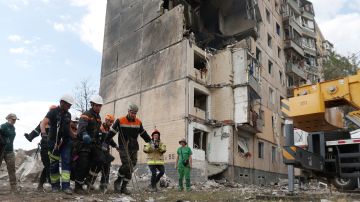 Misiles rusos matan al menos a 6 en la ciudad natal de Zelenski en el centro de Ucrania