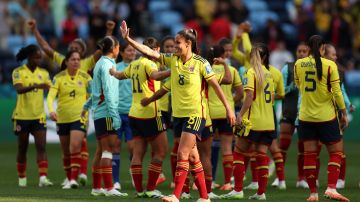Colombia celebra su triunfo 2-0 sobre Corea del Sur en el Mundial Femenil.