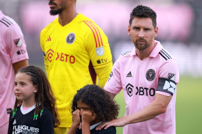 Niño llora con Messi como testigo. Foto: Héctor Vivas/Getty Images.