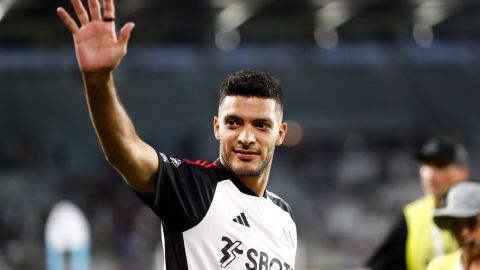 Raúl Jiménez con la playera del Fulham de la Premier League.