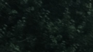 La gente intenta refrescarse junto a la fuente en Washington Square Park en Nueva York durante la ola de calor.