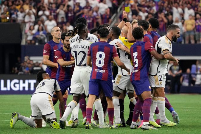 Discusión de jugadores del Real Madrid y el FC Barcelona. Foto: Sam Hodde/Getty Images.