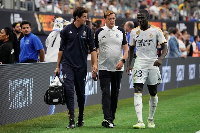 Ferland Mendy se retira lesionado. Foto: Sam Hodde/Getty Images.