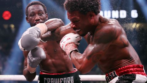 Terence Crawford maltrata a Errol Spence Jr. durante su apabullante triunfo en Las Vegas.