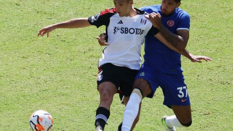 Raúl Jiménez se estrenó con el Fulham en un amistoso contra el Chelsea.