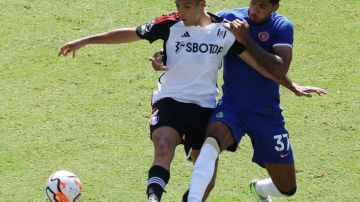 Raúl Jiménez se estrenó con el Fulham en un amistoso contra el Chelsea.