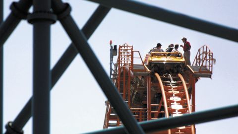 VIDEO: Usuarios de Six Flags México viven momentos de pánico al quedar atrapados en juego mecánico en las alturas